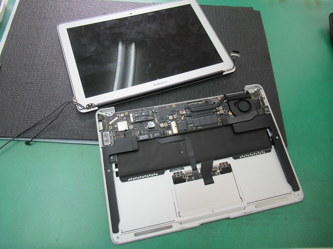 Macbook airのパネル交換