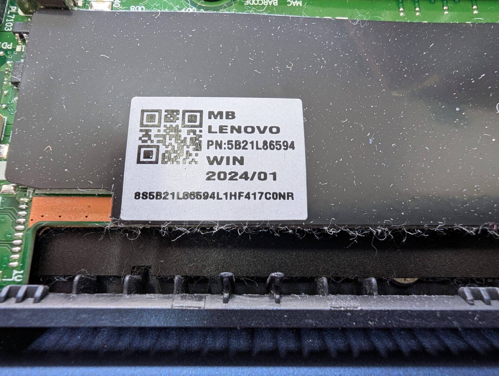 マザーボードにLenovoのロゴ