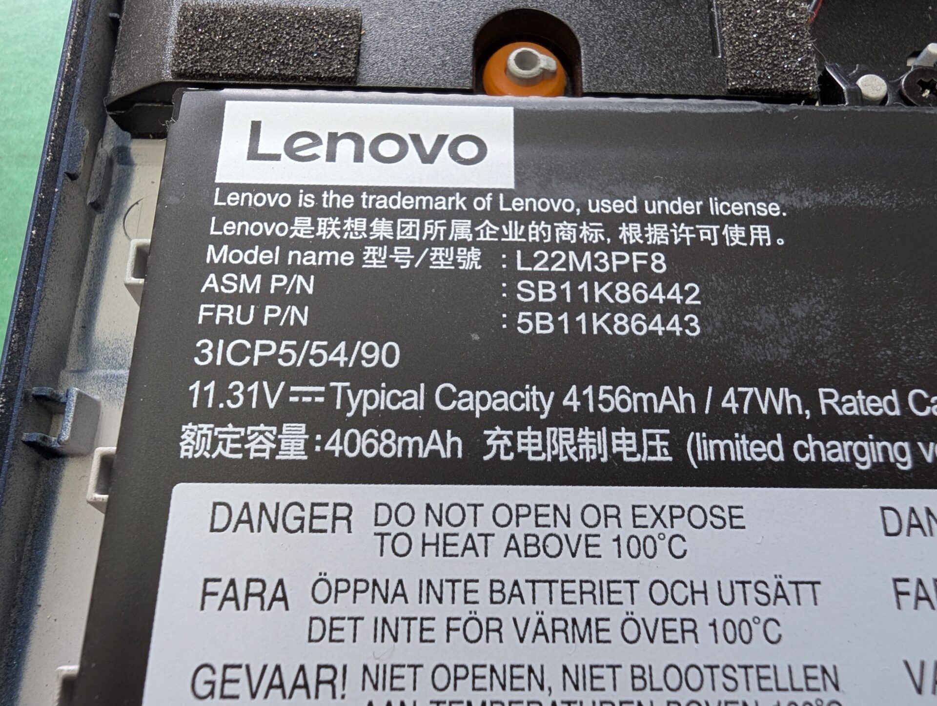バッテリーにLenovoのロゴ